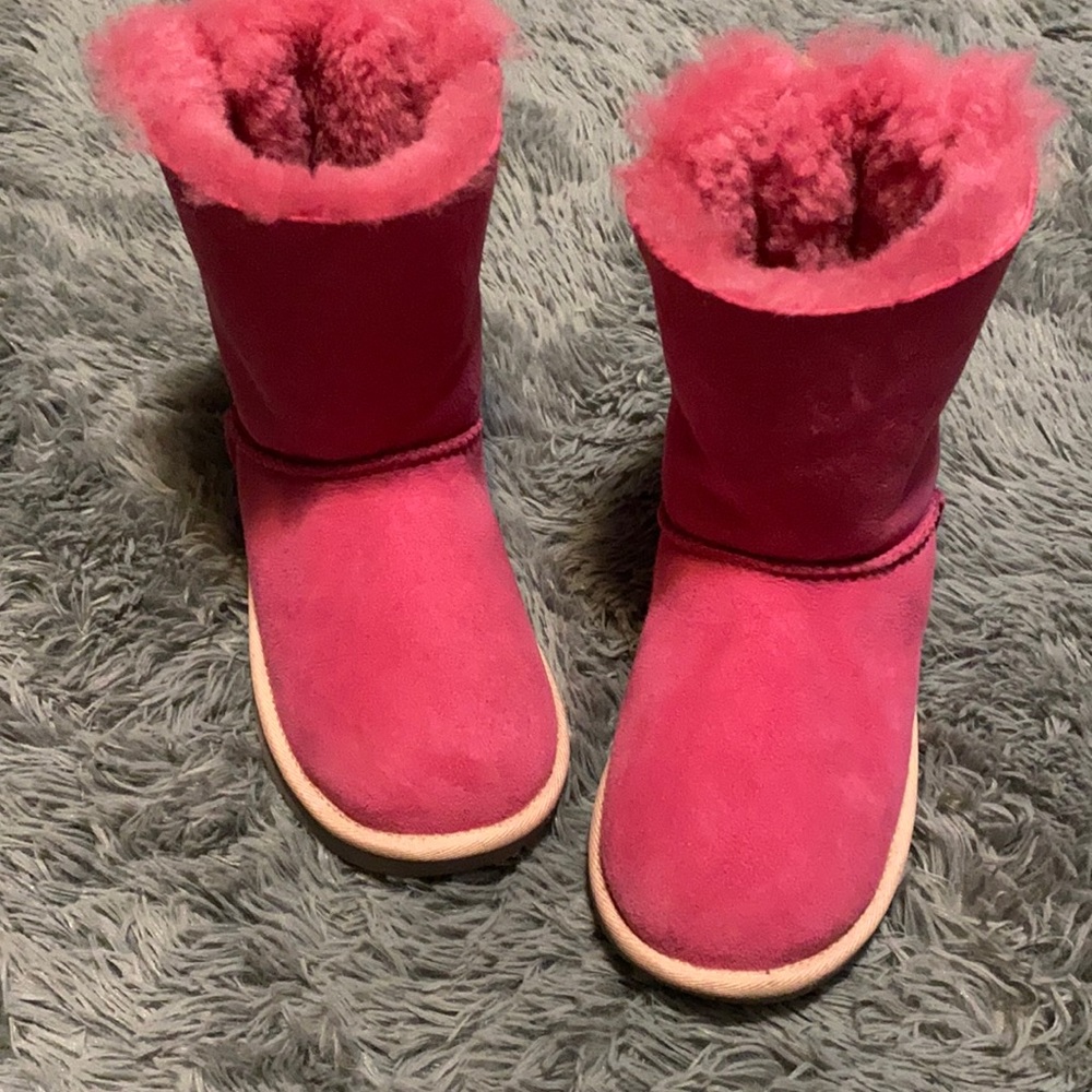 Pink Ugg’s size 3 in girls.